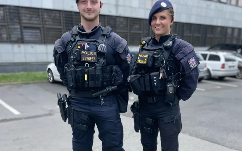 Policistka s parťákem.