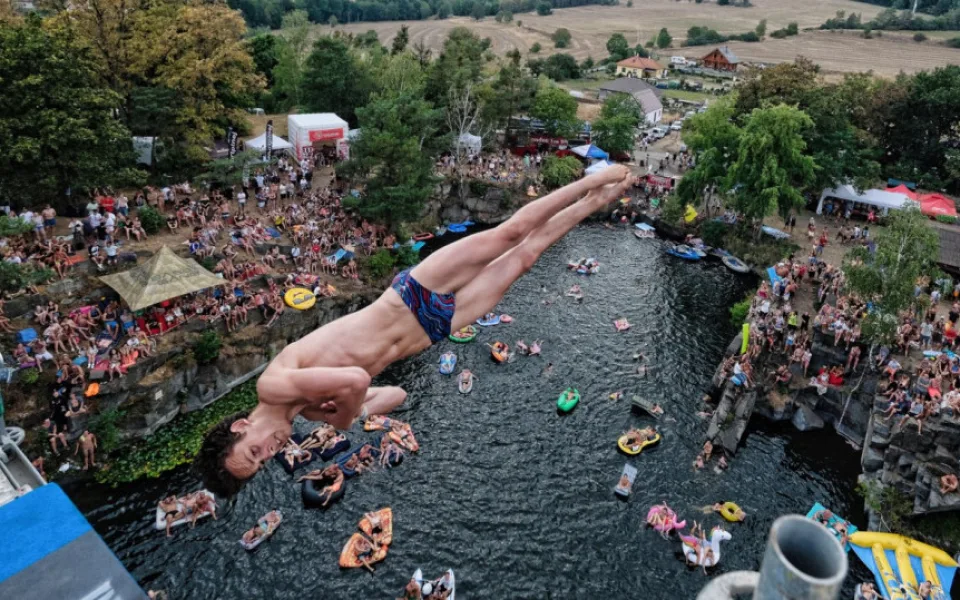 Blíží se extrémní závody ve skocích do vody. Závodníci budou skákat z dvaceti metrů
