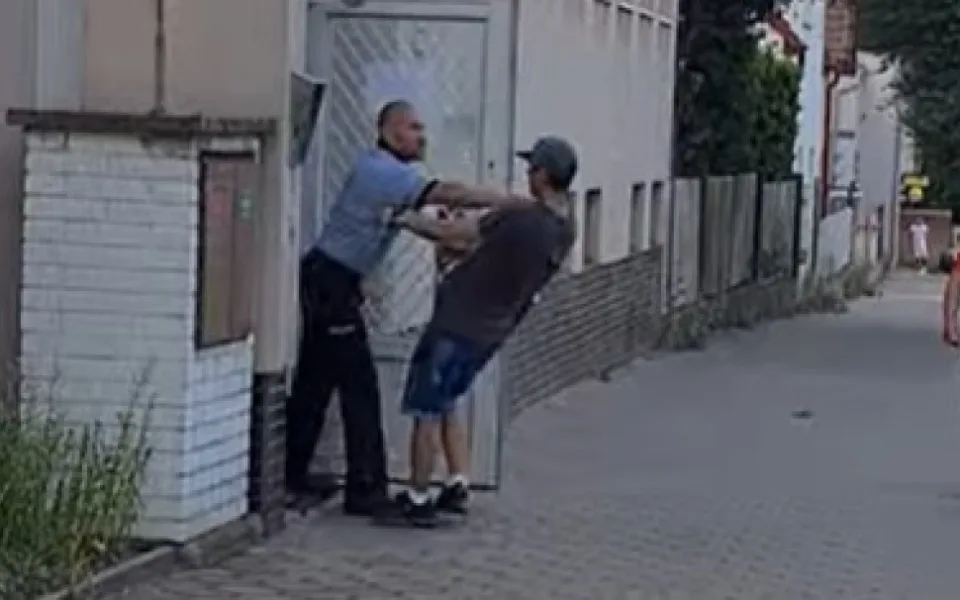 VIDEO: Policista neudržel nervy na uzdě a napadl provokatéra. Případ prověřuje GIBS