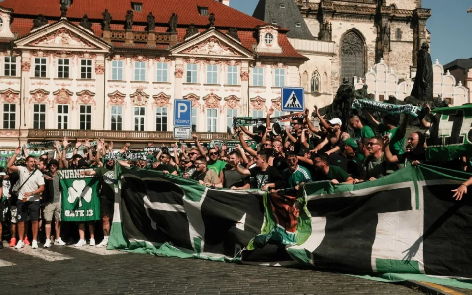 FOTOGALERIE: Centrum Prahy obsadili řečtí fanoušci, míří na večerní zápas se Slavií