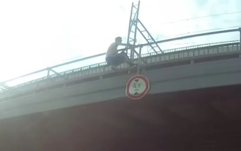 VIDEO: Zfetovaný muž se houpal na mostní konstrukci. Zachránili ho policisté 