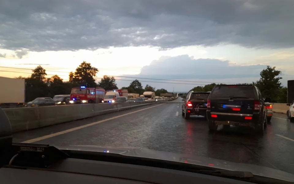 Policie uzavřela dálnici D1 v obou směrech. Provoz byl obnoven dnes nad ránem