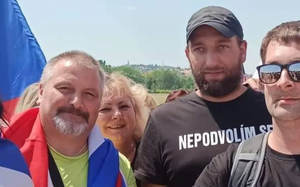 Dezinformátoři Tušl a Čermák jsou ve vazbě kvůli obvinění z hanobení národa a rasy