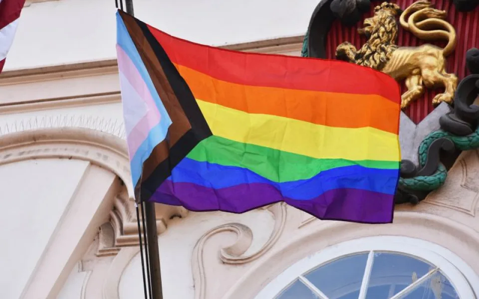 Lidé strhávali duhové vlajky, letos budou odolnější. Praha se do duhy zbarví už v pondělí