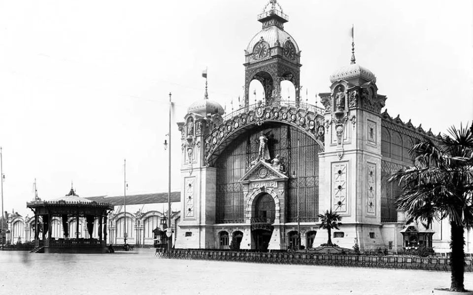 Pohled na hlavní fasádu Průmyslového paláce, v popředí hudební pavilonek. (1891, Jindřich Eckert, Archiv hl. města Prahy)