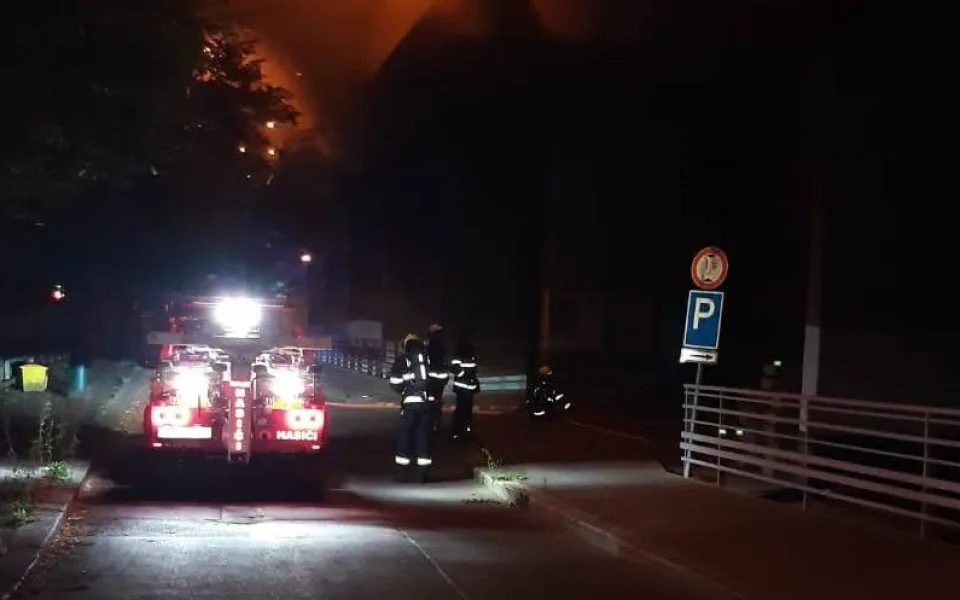 Hasiči zasahovali u nočního požáru v podzemních garážích v Praze. Hořelo sedm aut
