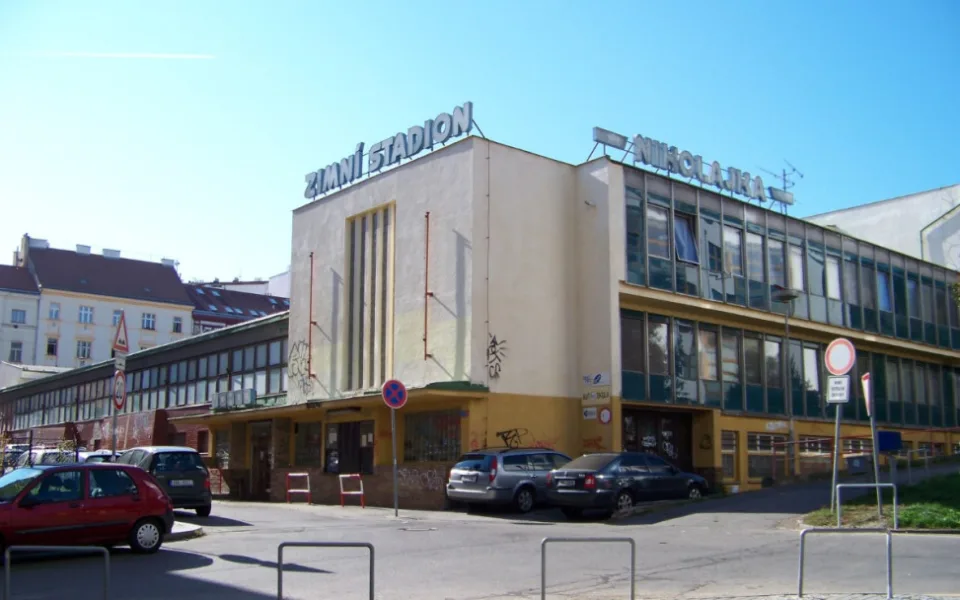 Nejstarší fungující zimní stadion v Praze končí. Nikolajku má nahradit nová hala
