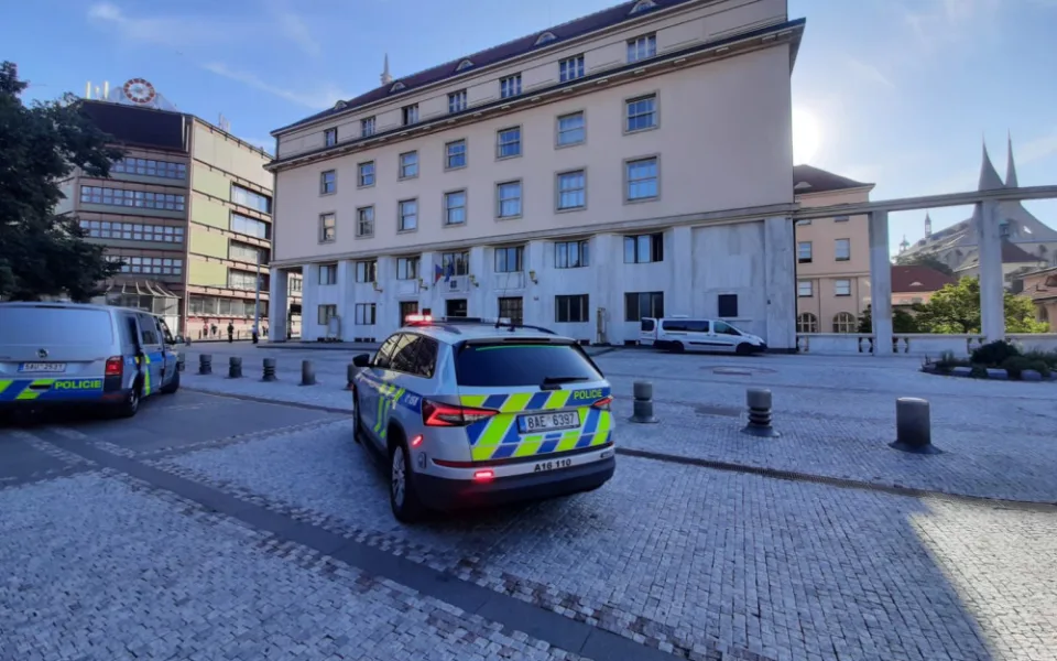 Anonym nahlásil bombu na Ministerstvu zdravotnictví. Policie uzavřela okolí a evakuovala sto lidí