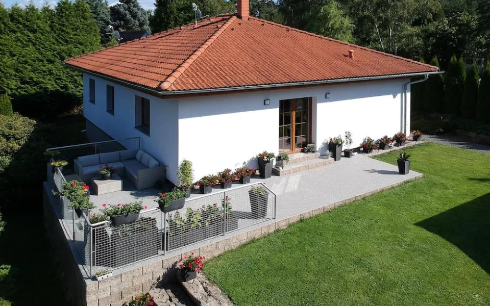 Cena pozemků vyhání stále více lidí mimo Prahu
