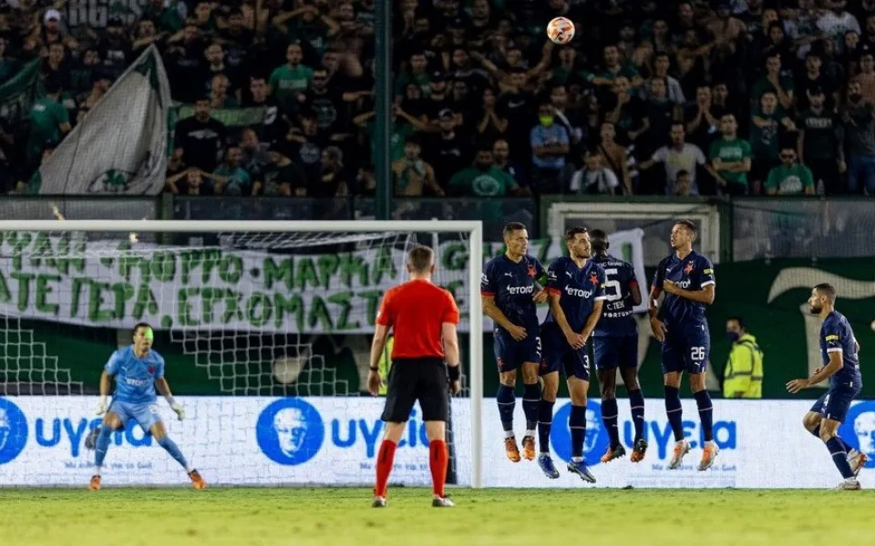 Piva na zádech a laser do očí. Slavia v divoké atmosféře vybojovala postup přes Panathinaikos