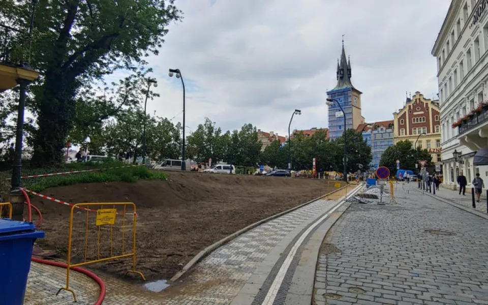 Kontroverzní plán vydláždit Anenský trojúhelník Praha 1 odložila na neurčito