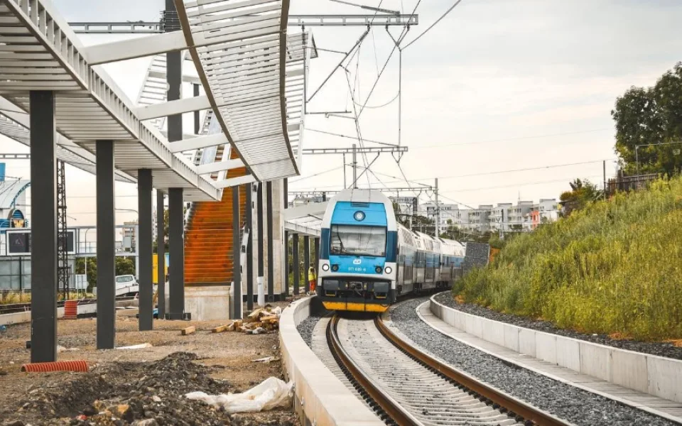 Na Černém mostě vzniknou dvě lávky. Umožní rychlý přestup z vlaku na metro