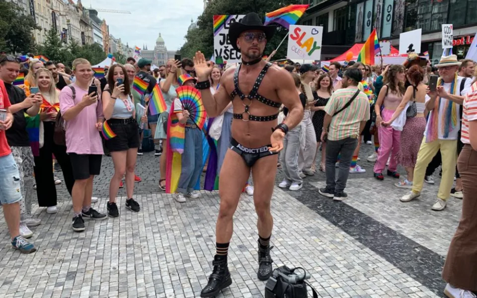 VIDEO: Vrchol Prague Pride je tady! Obří průvod hrdosti prochází Prahou