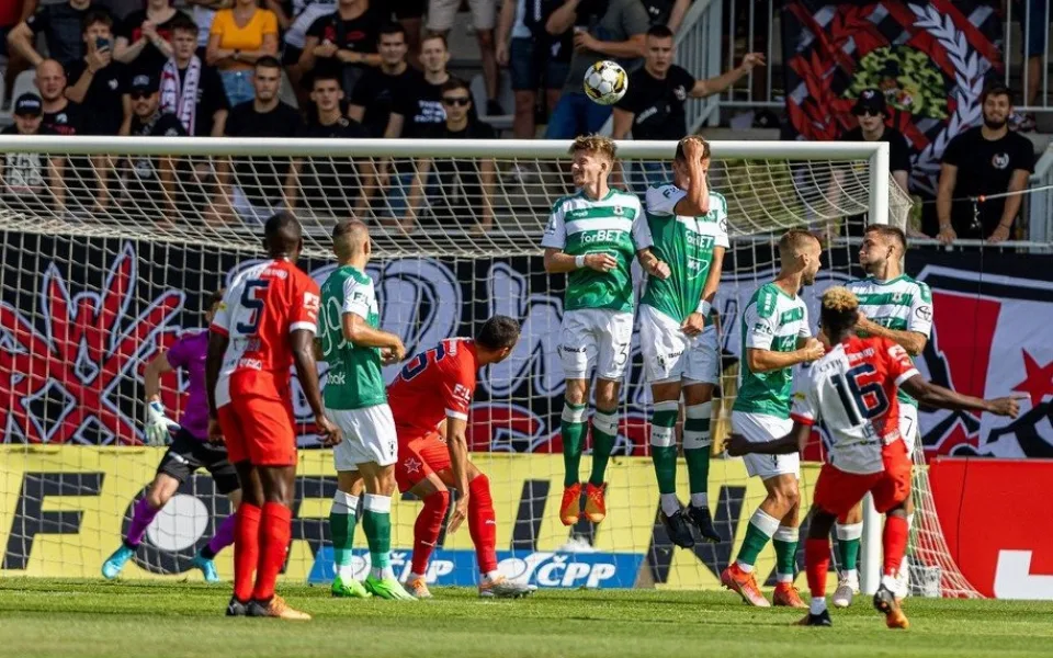 Slavia zvítězila v Jablonci, který hrál téměř celý zápas v deseti, 3:2