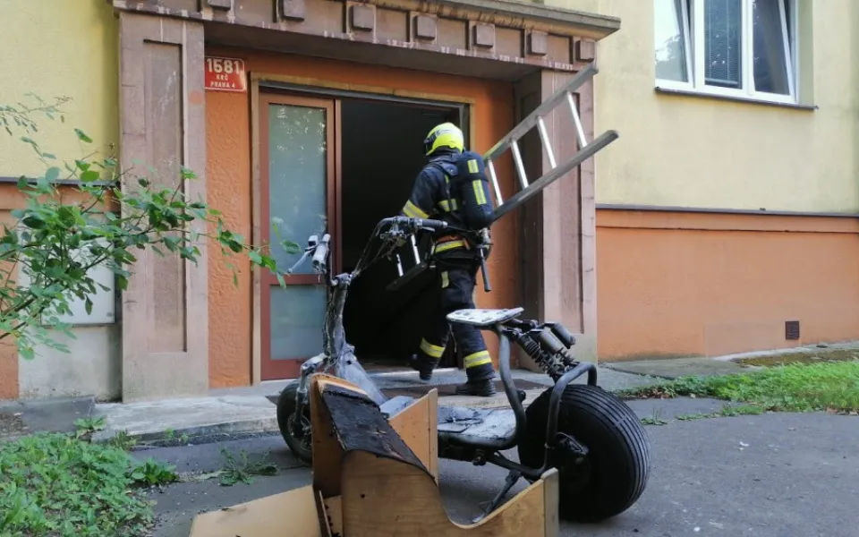 Ve sklepě domu v Praze hořela elektrokoloběžka. Jeden člověk skončil v péči záchranářů
