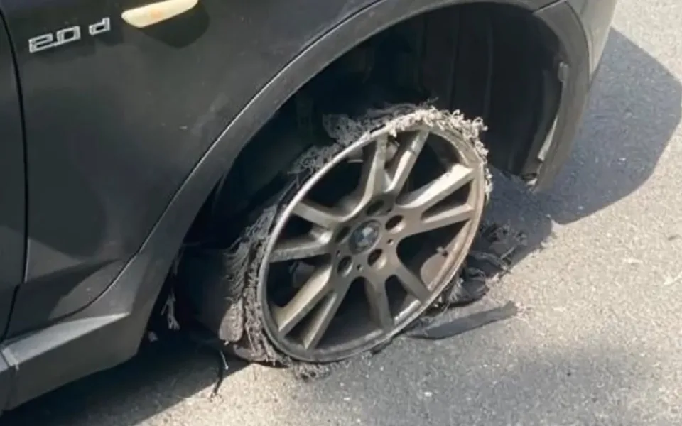 Jedu z práce, vypil jsem asi litr vodky, chlubil se řidič, který jel na proražených pneumatikách