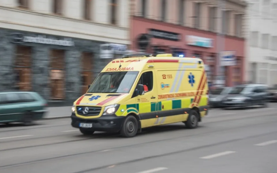 Sanitka srazila chodce, je těžce zraněný. Nehoda přerušila provoz