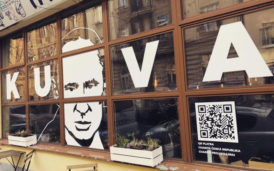 Kavárna si do výlohy vylepila Putina. Je to ku*va, říká majitel