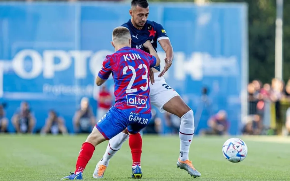 Polský Raków nečekaně potrápil Slavii a zvítězil 2:1. Odveta se hraje za týden v Edenu