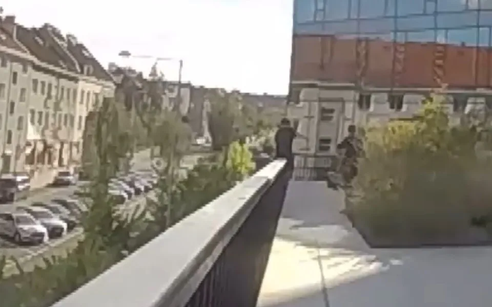 VIDEO: Mladík se chtěl zabít kvůli rozchodu. Před skokem ho zachránil kamarád
