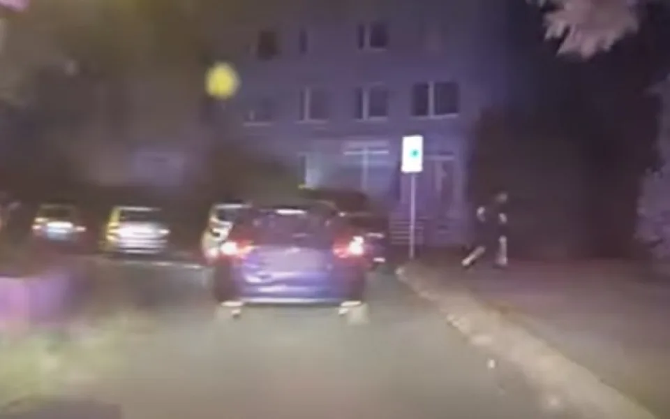 VIDEO: Muž ujížděl policii, pak vyběhl z auta, ve kterém nechal tři kamarády a pervitin