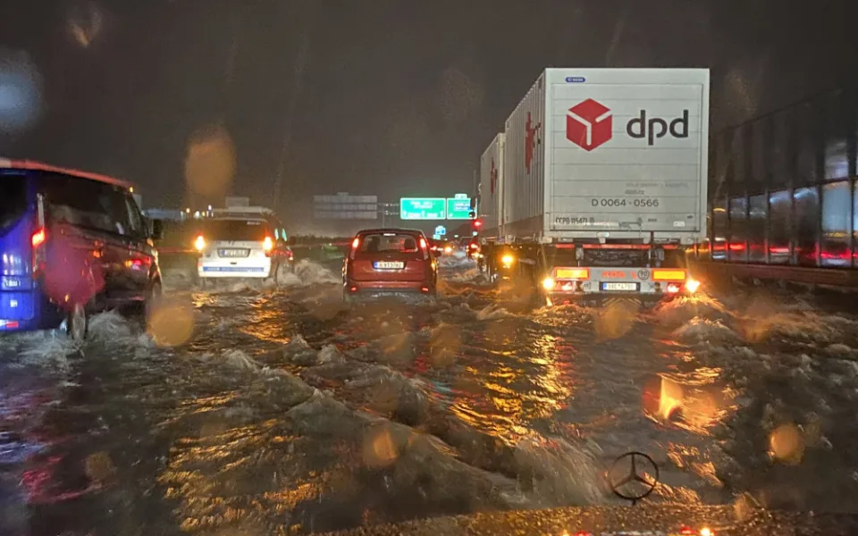 VIDEO: Bazén na D1. Provoz na dálnici zkomplikoval hustý déšť