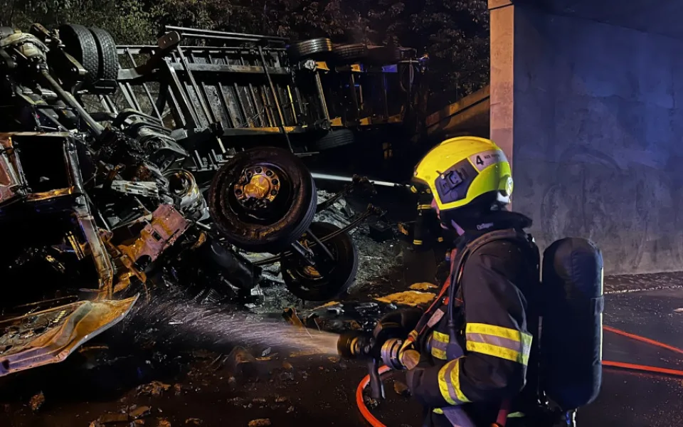 V ulici 5. května hořel kamion. Řidiče se podařilo vyprostit