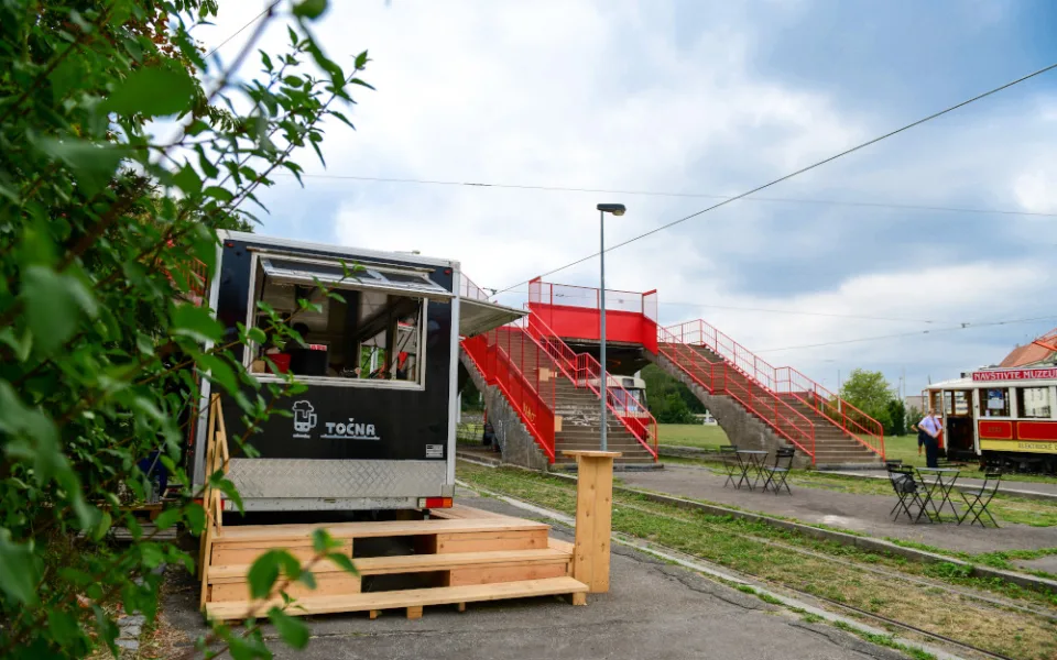 Na Dlabačově to žije. Nové bistro chystá kulturu i vlastní pivo
