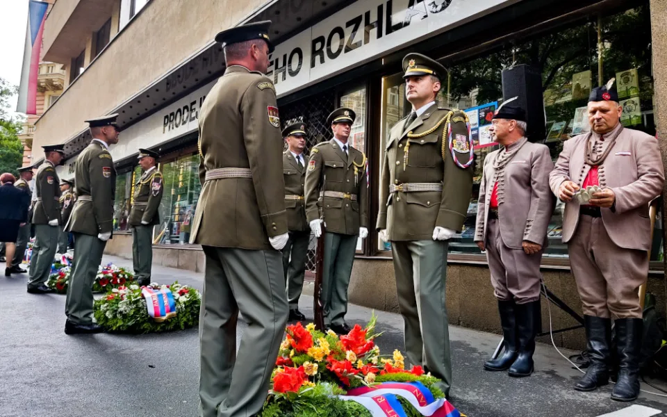 Před Českým rozhlasem se pokládaly věnce. Paralela srpna 1968 s Ukrajinou je jasná, řekl Hřib
