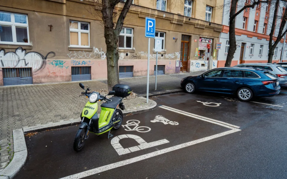 Na Praze 7 přibývá parkovacích míst pro kola a motorky. Letos jich vzniklo 13