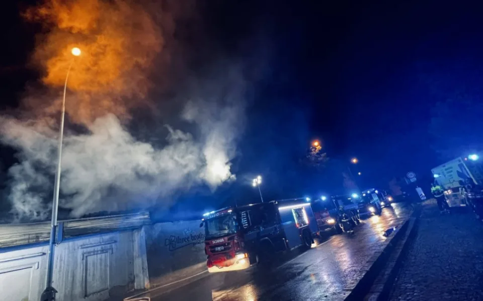 VIDEO: Pražští hasiči vyjížděli k požáru objektu v Hlubočepech. Příčina se vyšetřuje