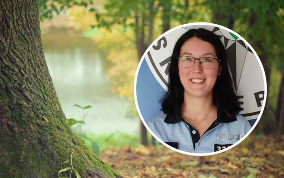 Žena seděla na stromě s uvázanou smyčkou kolem krku. Život jí zachránila policistka