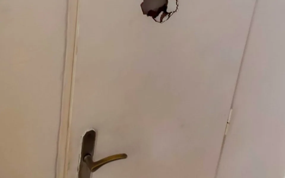 Syn vyhrožoval matce zabitím. Když skončil v poutech, plival na strážníky