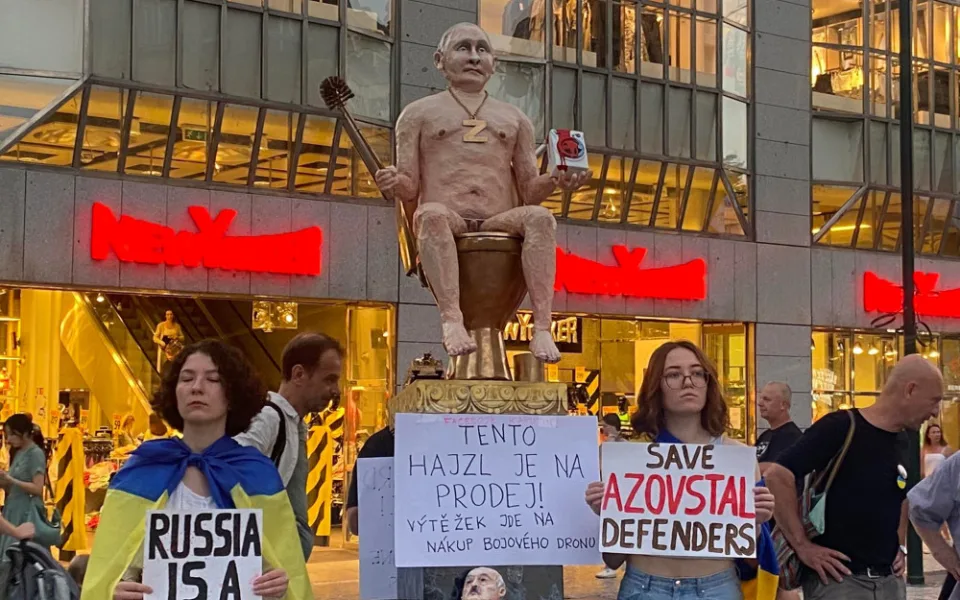 Tenhle haj*l je na prodej! Výtěžek z aukce sochy Putina půjde na bojový dron