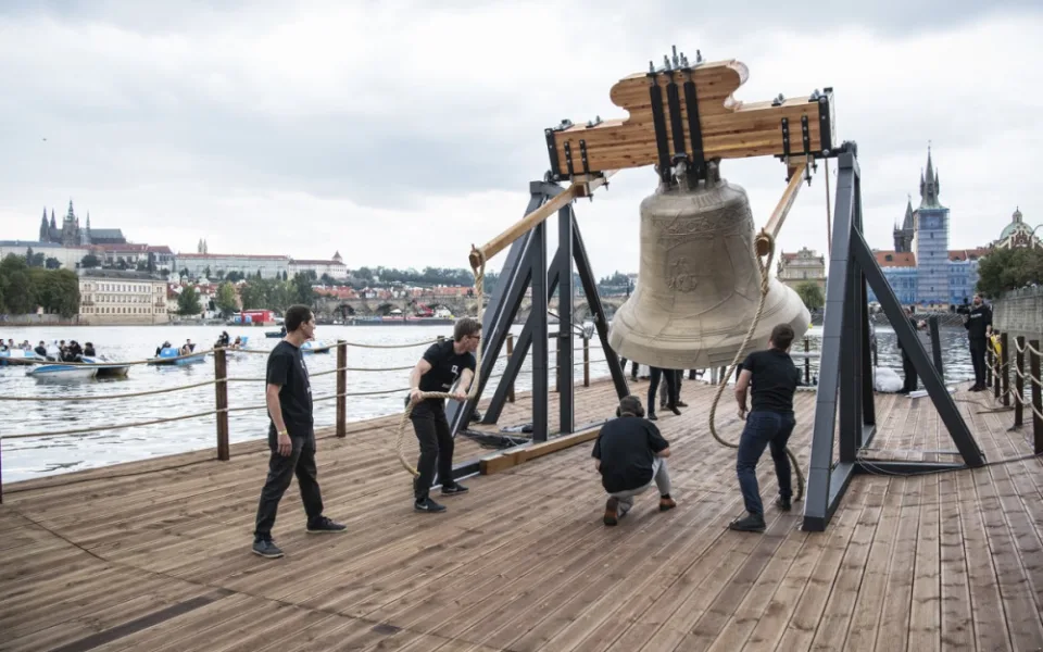 Prahou se rozezněl hlas nového zvonu, který symbolizuje zvony zabavené za války
