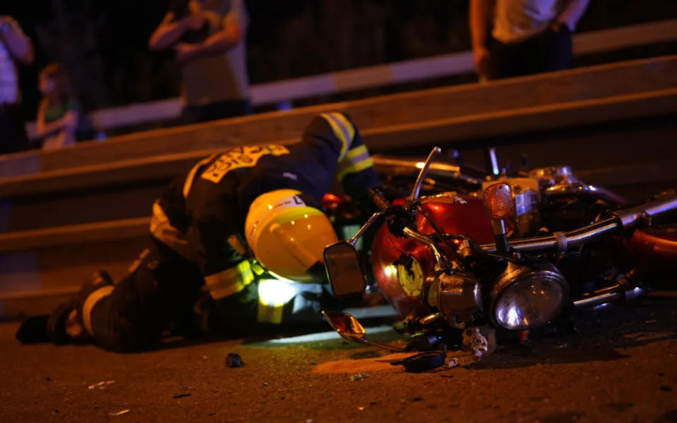 Vážná nehoda dvou aut a motorky. Jedno z aut hořelo, na místo letěl vrtulník