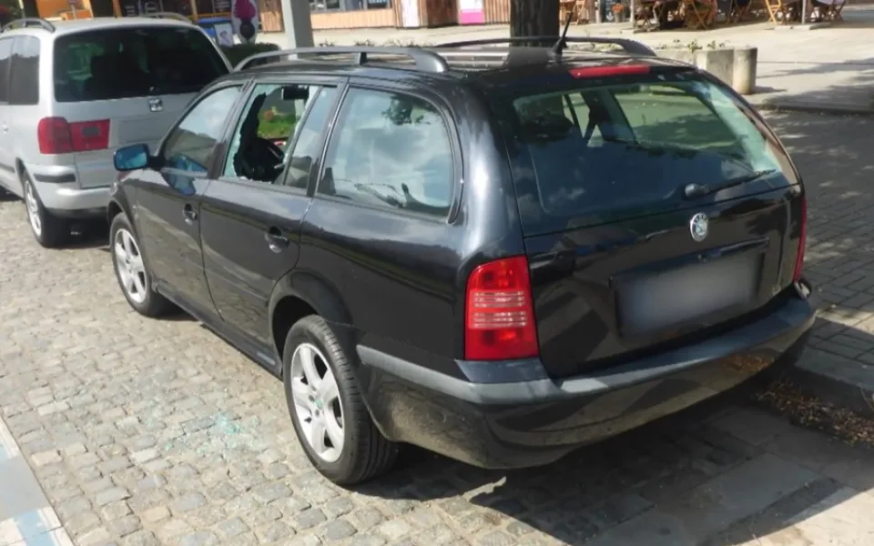 VIDEO: Zloděj vykradl auto za bílého dne. Policisté ho dopadli díky křičícímu svědkovi