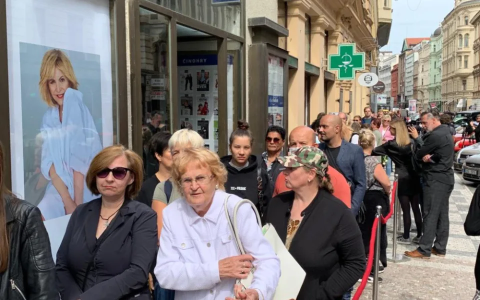 VIDEO: Stovky lidí stojí frontu na poslední rozloučení s Hanou Zagorovou