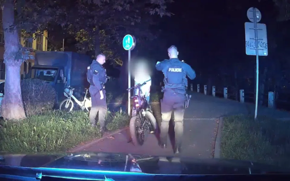Muž vzal elektrokolo i policejní odznak.