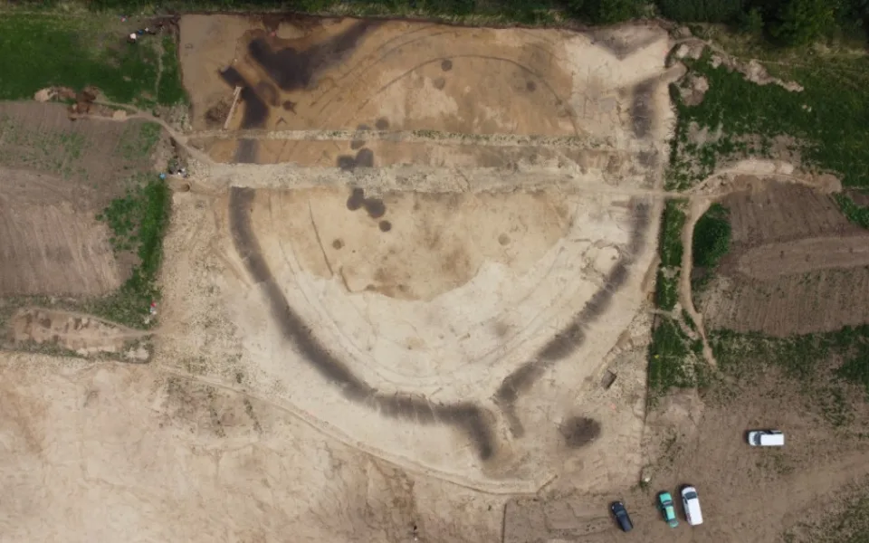 Archeologové odkrývají na okraji Prahy monumentální stavbu z doby kamenné