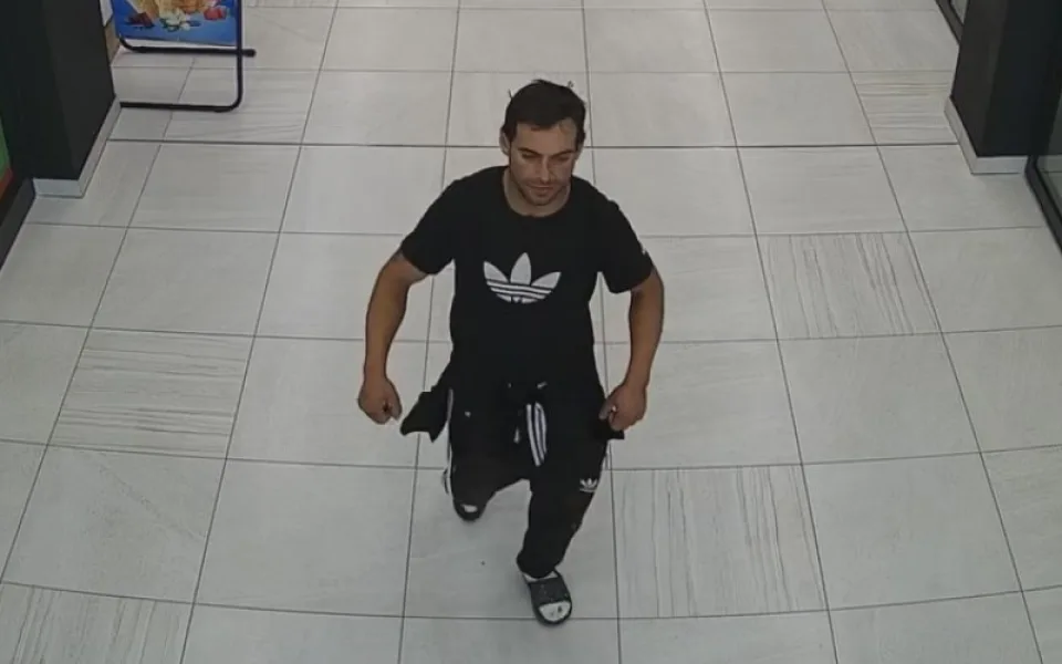 Útočník půl hodiny bil muže na dětském hřišti, pak s klackem v ruce naháněl dalšího