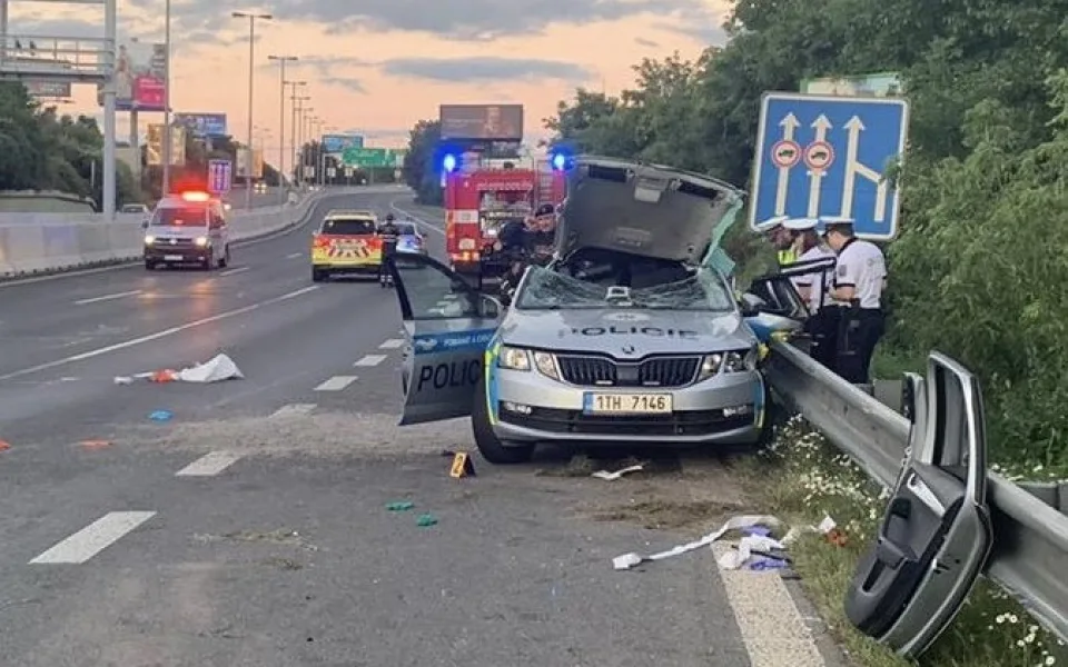 Při nehodě zemřel policista, další dva byli zraněni.