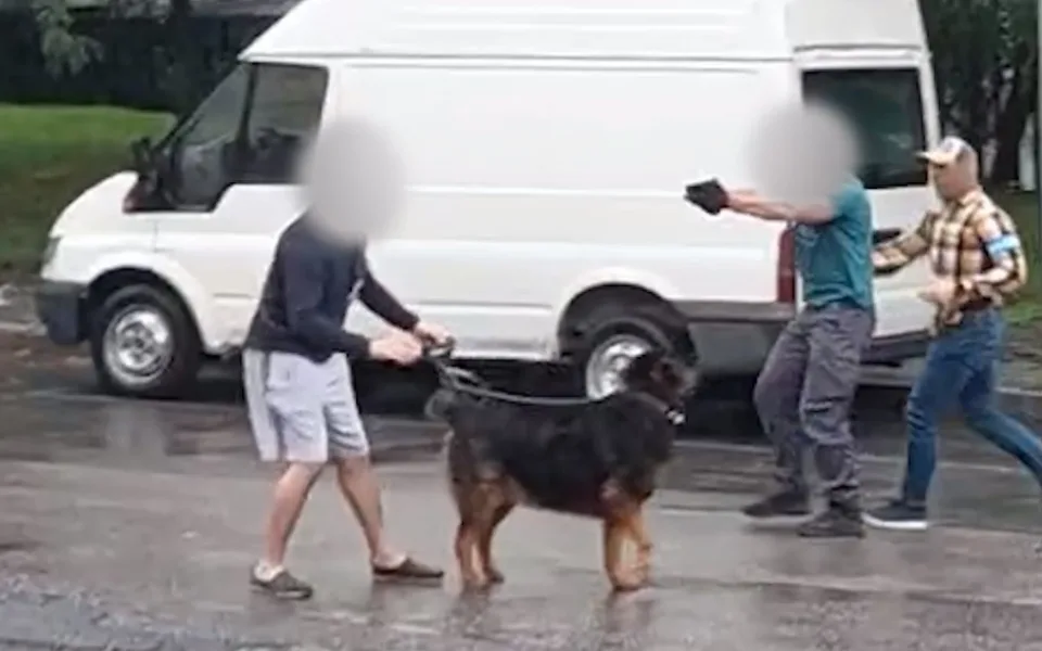 Střelce policie zadržela přímo na ulici.