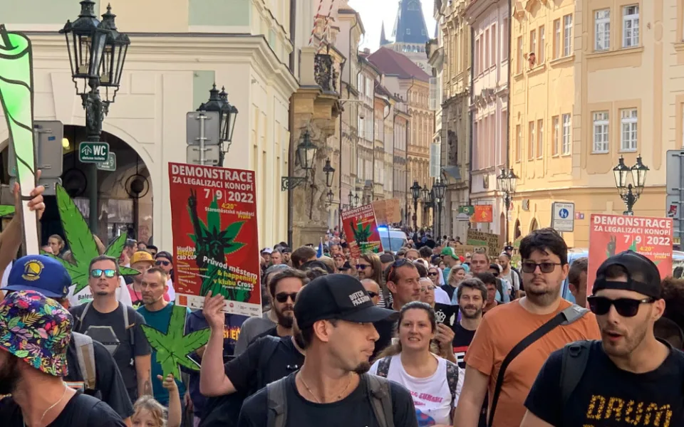 VIDEO: Prahu zahalil odér konopí. Městem prošel průvod za legalizaci