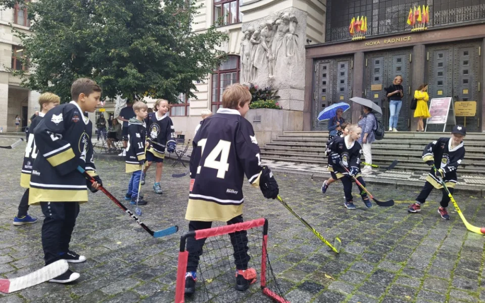 Malí hokejisté hráli před magistrátem. Praha 5 získá novou ledovou plochu