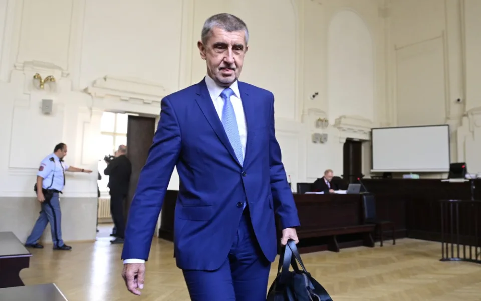Soudce chce vyslechnout Babišova syna, neví ale, zda k soudu přijde