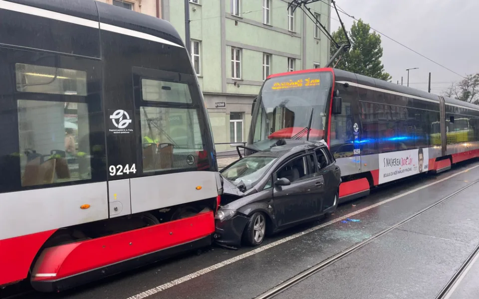 Řidička se dostala mezi dvě tramvaje. Ty její auto slisovaly