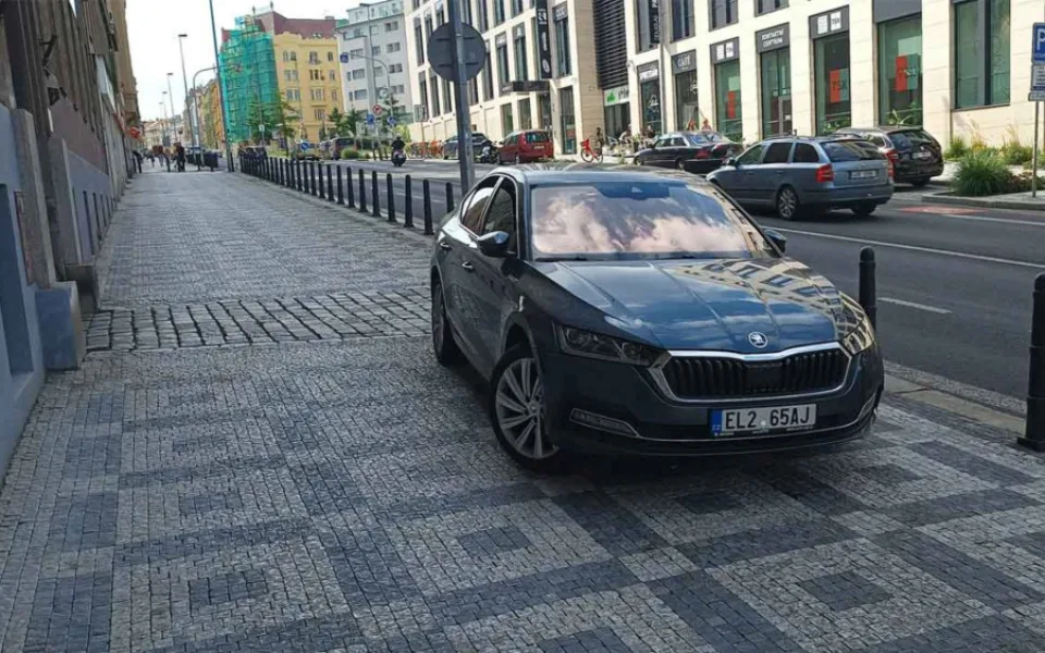 Autem jedu, když to žádá situace, říká Scheinherr po kritice za parkování na chodníku
