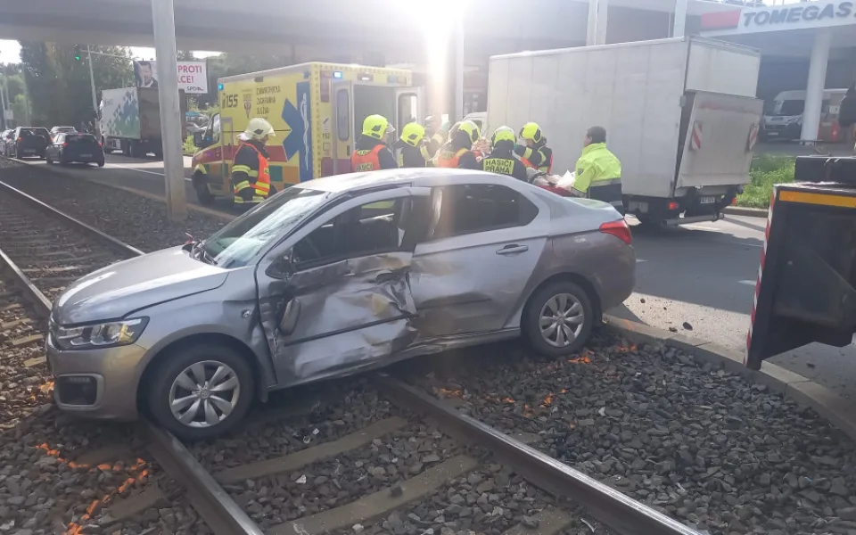 Auto se srazilo s tramvají a skončilo v kolejišti. Dva lidé jsou zranění