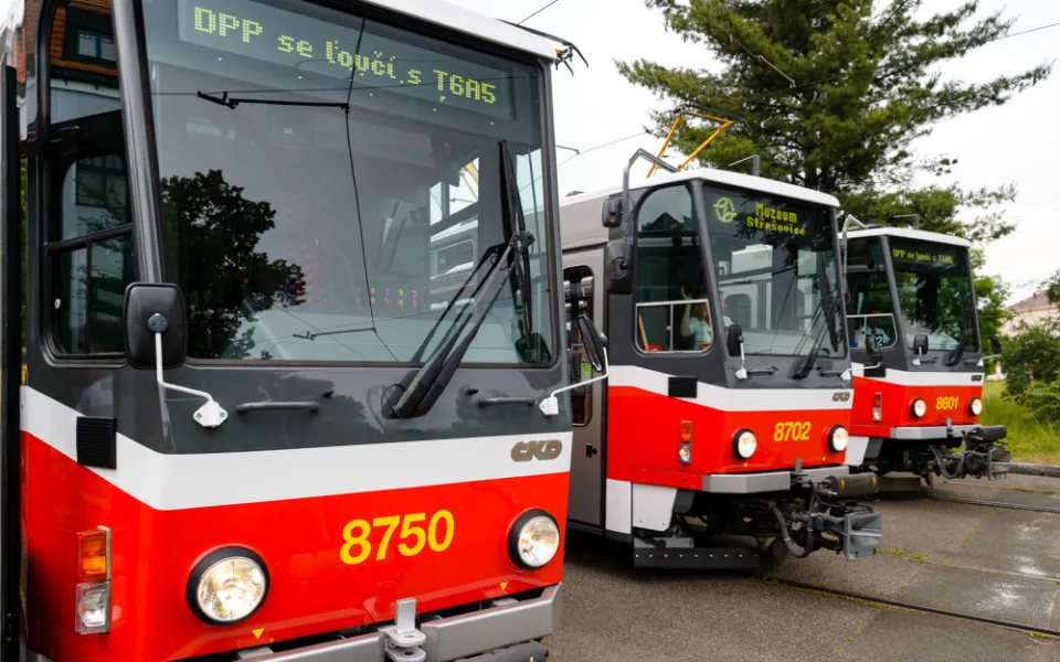 Tramvaje vyřadili a stojí ve vozovně.